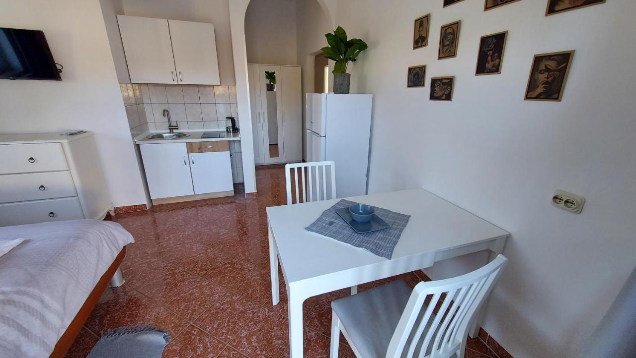 Appartement Soline Ada à Pjescana Uvala Extérieur photo
