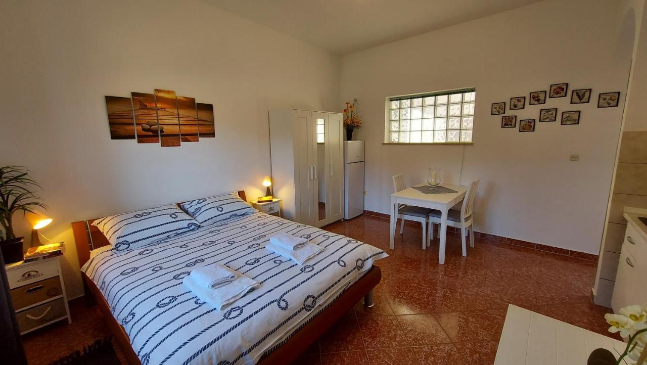 Appartement Soline Ada à Pjescana Uvala Extérieur photo