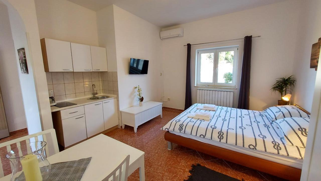 Appartement Soline Ada à Pjescana Uvala Extérieur photo