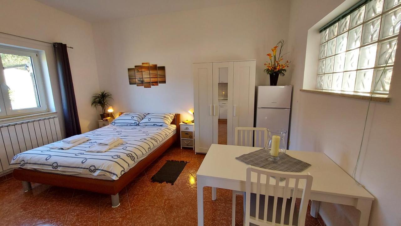 Appartement Soline Ada à Pjescana Uvala Extérieur photo
