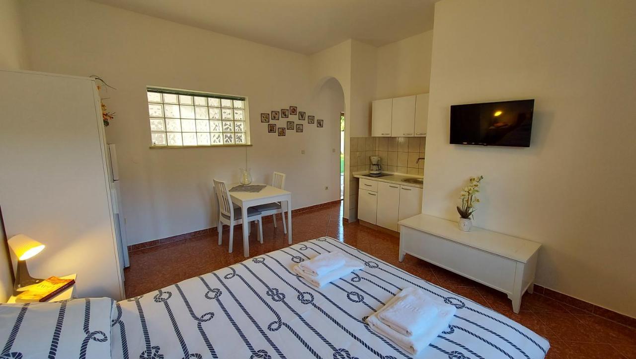 Appartement Soline Ada à Pjescana Uvala Extérieur photo